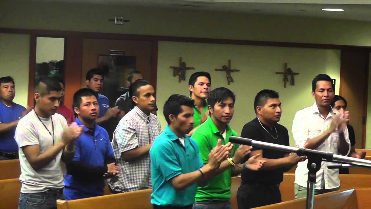 LEVANTA TUS MANOS Y CANTA COMIGO