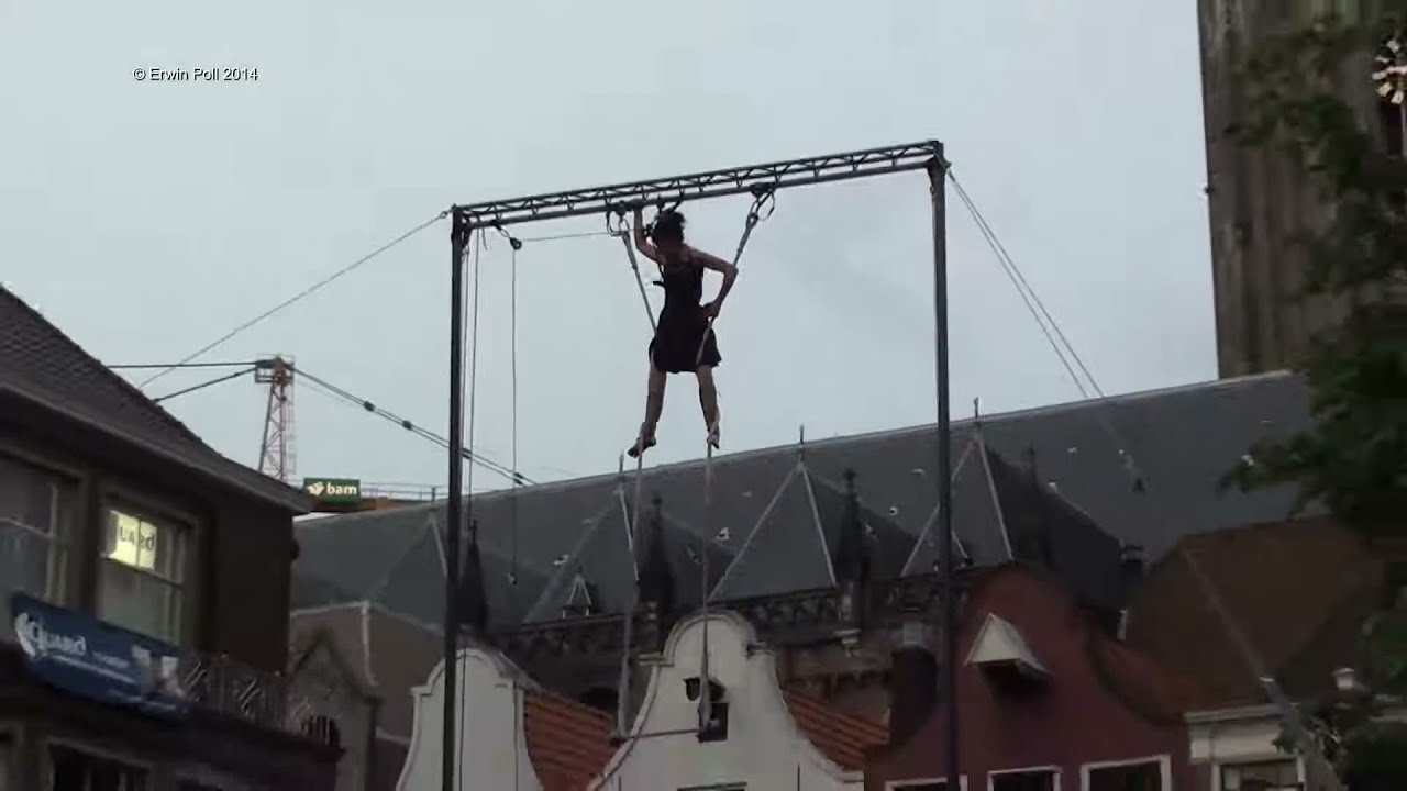 Deventer op stelten Collectif Malunés Sens Dessus Dessous full show 11-07-2014