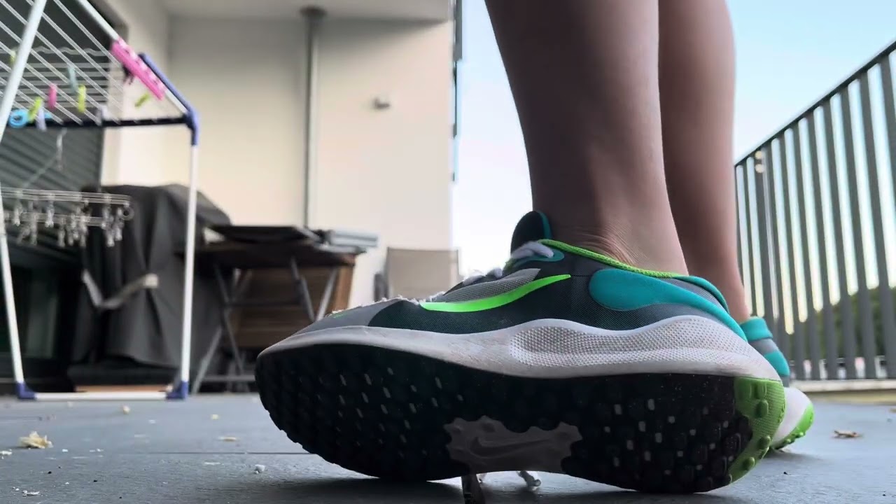 Trashed nike revolution 7 toe wiggle and shoeplay