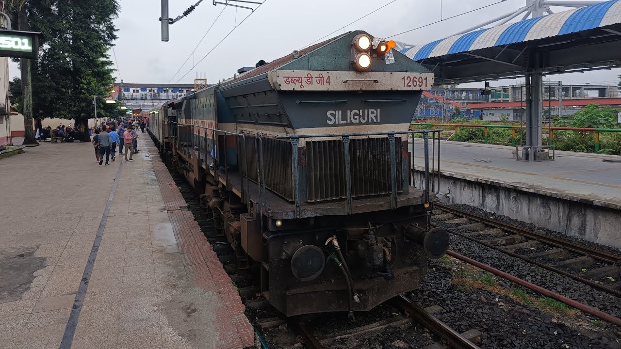 Departure of 22501 SMVT Bengaluru - New Tinsukia SF Express from New Jalpaiguri Junction 