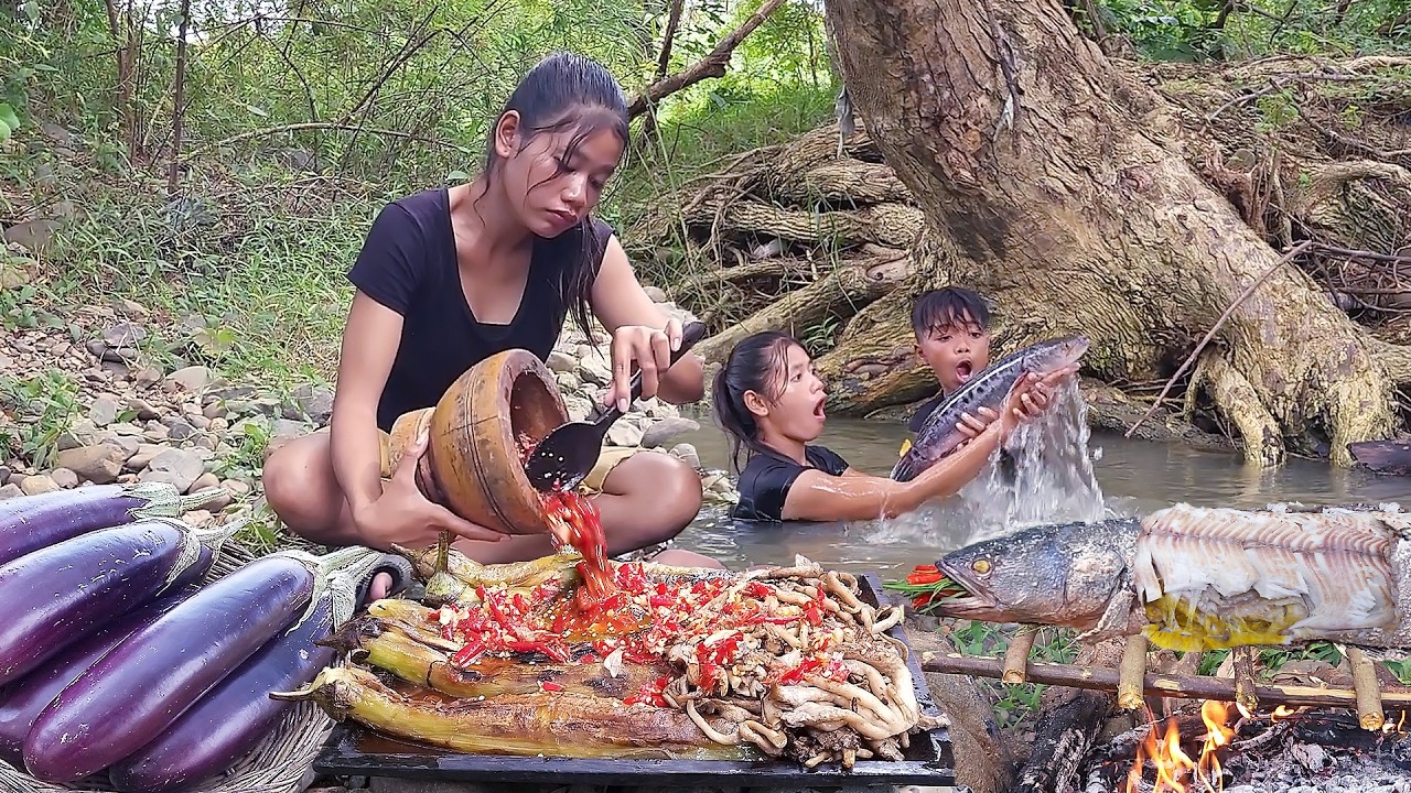 Survival skills: Catch big fish in river & Big fish grill for survival food, Cooking eggplant spicy