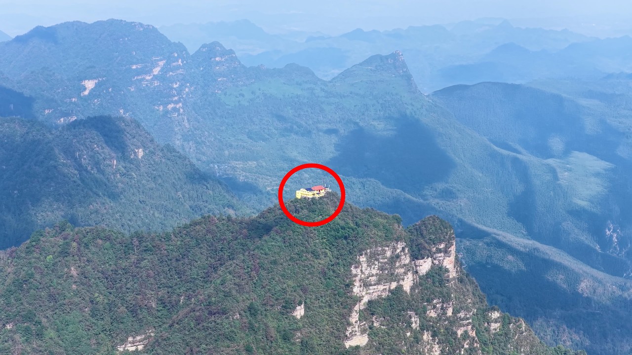 В провинции Хунань монах практикует аскетизм на вершине горы; это удивительно!