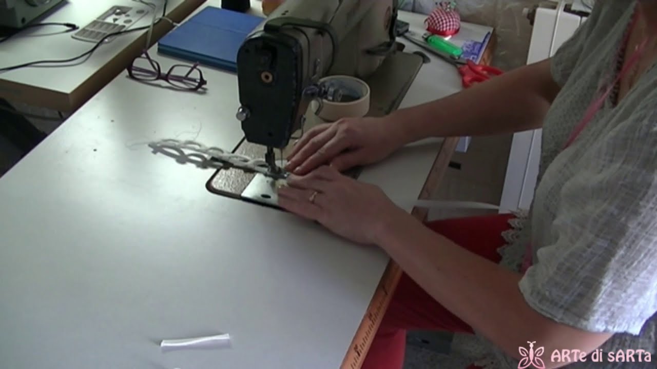 Le asole di tessuto per la chiusura del corsetto