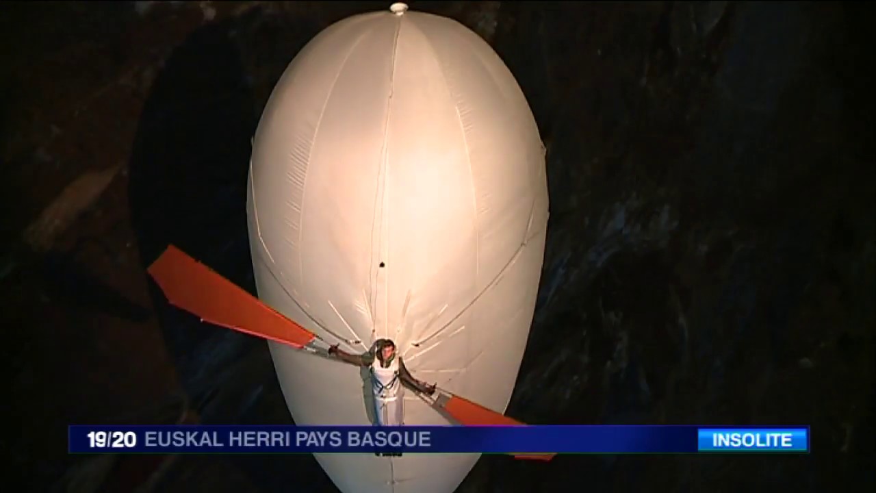 L'Aéroplume, un ballon dirigeable volant dans la grotte de la Verna