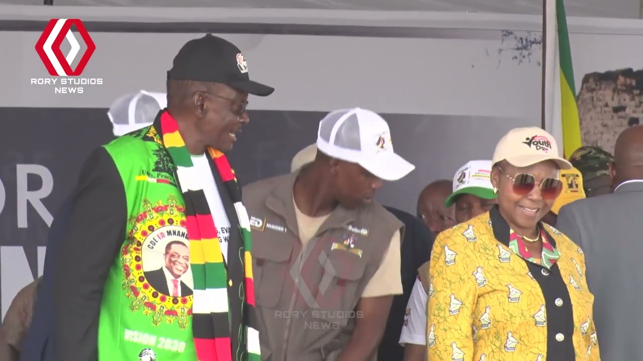 Сторонники Zanu PF танцуют в тренировочном центре Игава в Марондере