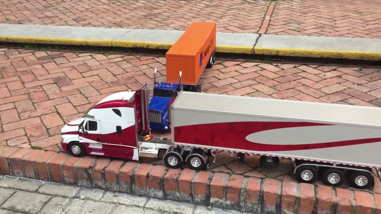 KW T800 y Freightliner Cascadia RC 1/14