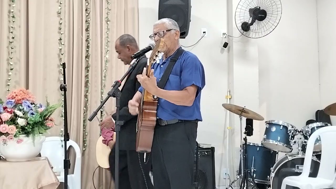 OLHA ELE AI MAESTRO JUMAR ESTE CANTA MUUTO