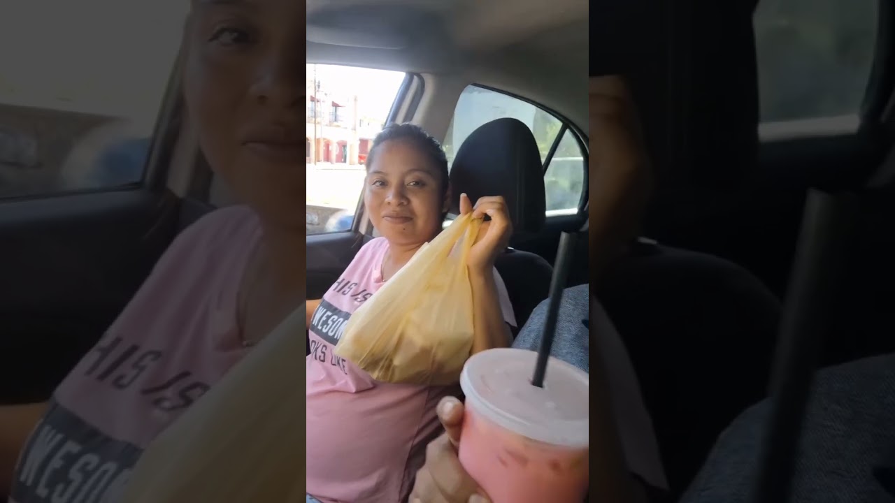 Probando comida de puestos callejeros, la suegra no quiere tirar su maquina, la cuñada prepara roles