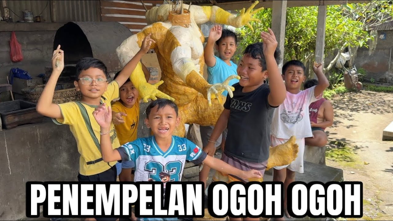 KITA BANTUIN PAK DONAL PENEMPELAN KERTAS COKLAT DI OGOH OGOH 