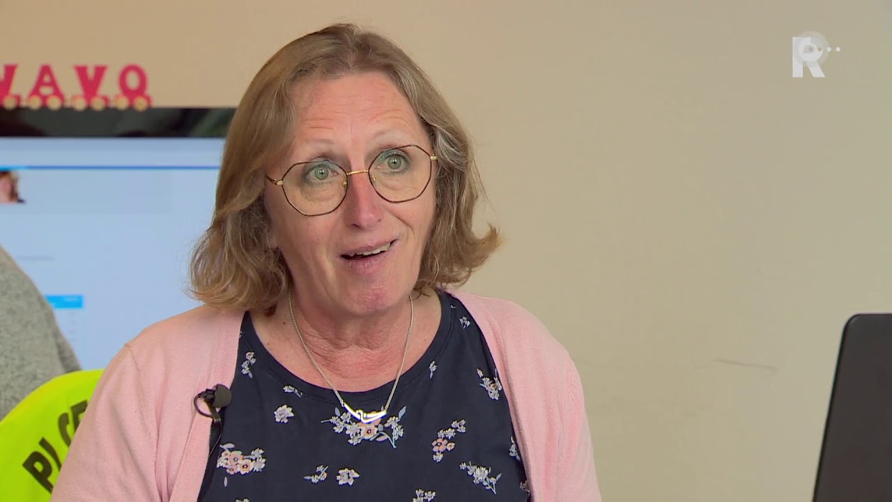 Damen belt haar leerlingen of ze geslaagd zijn