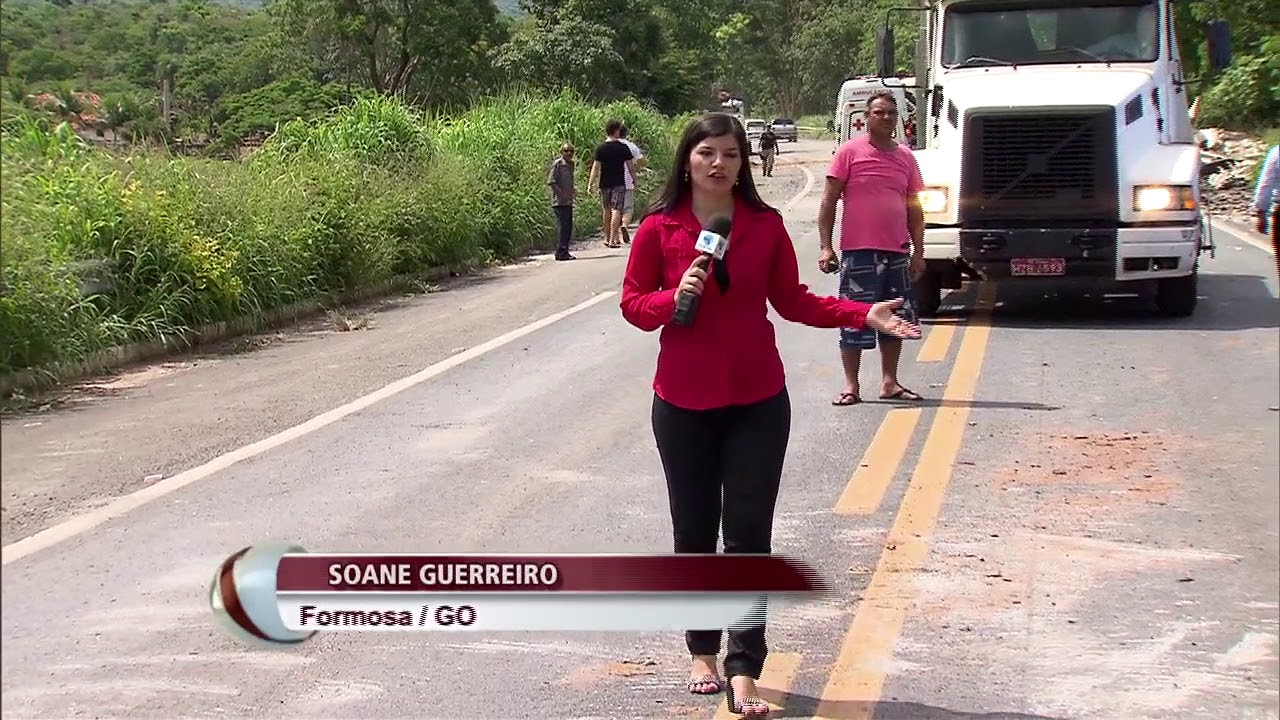 Acidente entre ônibus e carreta deixa oito mortos e dezenas de feridos