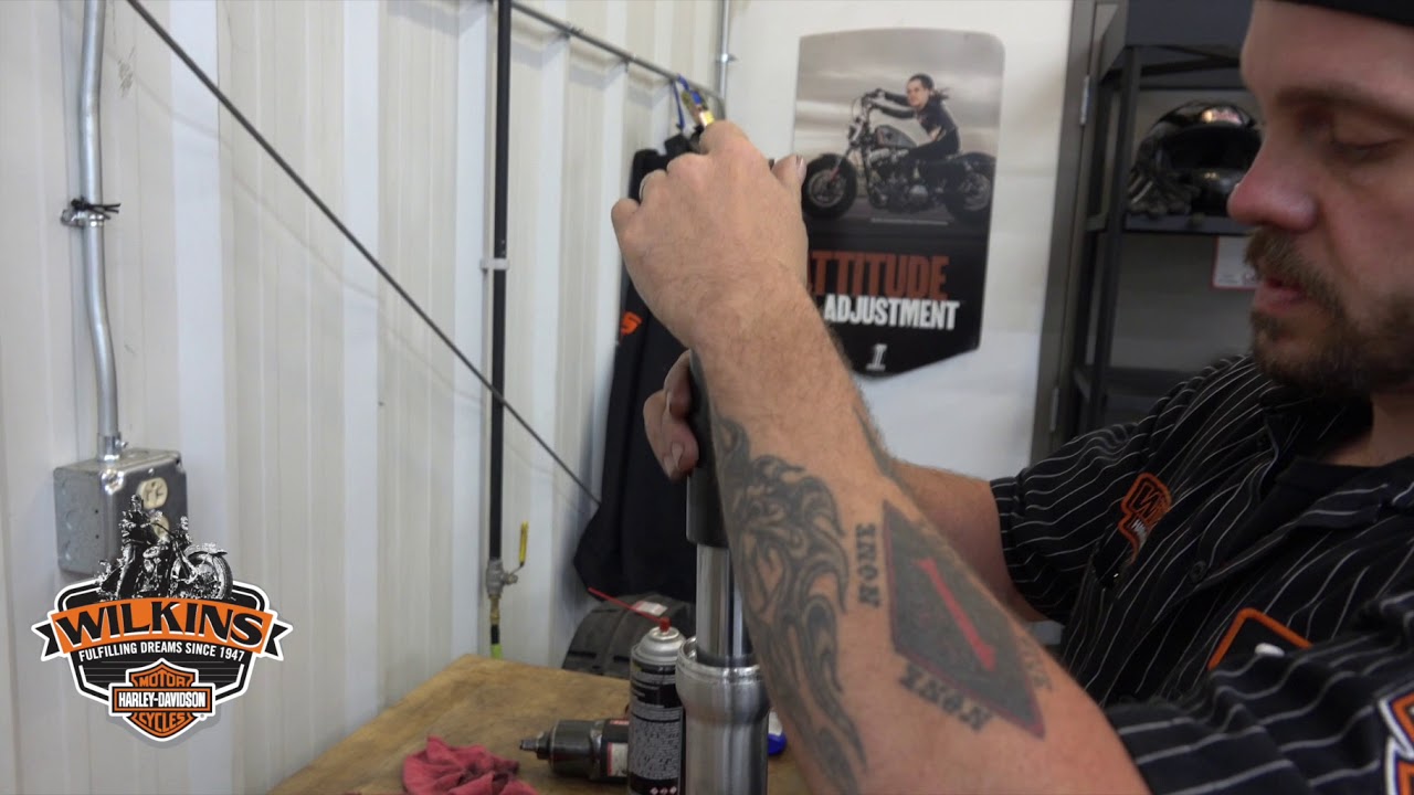 Как заменить сальники вилки на мотоциклах H-D @Wilkins Harley-Davidson