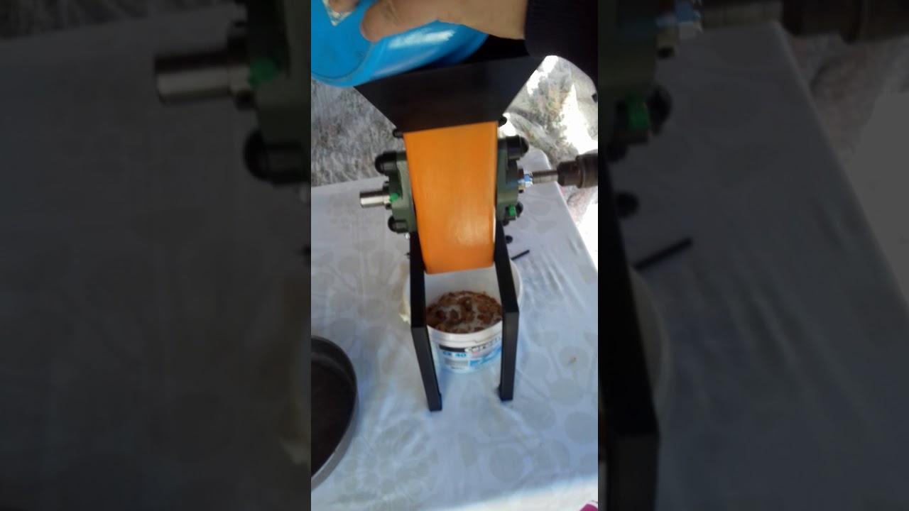 Чупене на бадеми с дрелка/almonds cracking with a drill