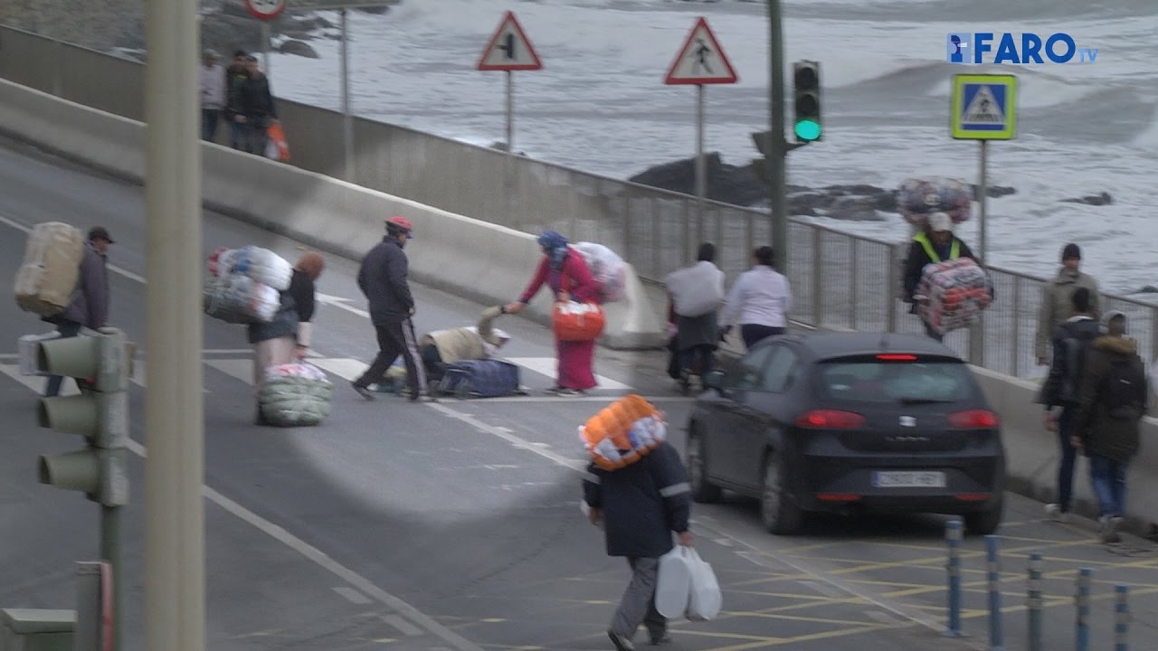 Porteadores en vez de coches en las colas a la frontera