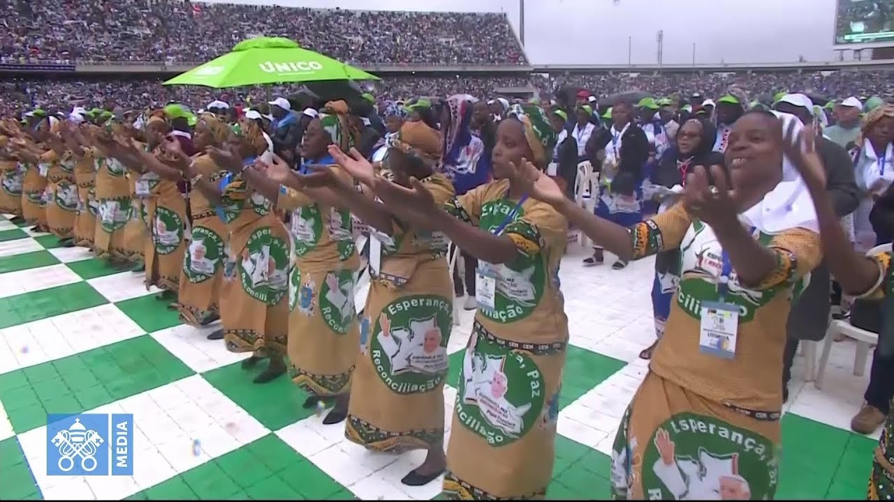 Miles de personas cantan (y bailan) espectacular “Aleluya” con el Papa en Maputo