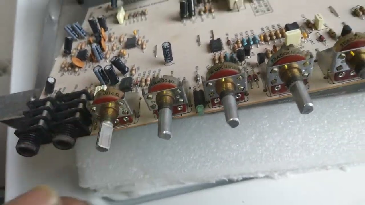 Checando amplificador Fender  Ultimate Chorus que no prende.