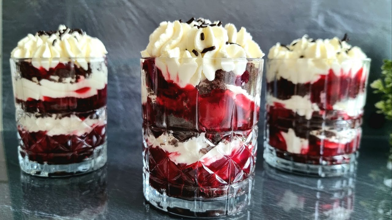 Schwarzw&auml;lder - Kirsch - Dessert im Glas | Glasdessert mit Kirschen