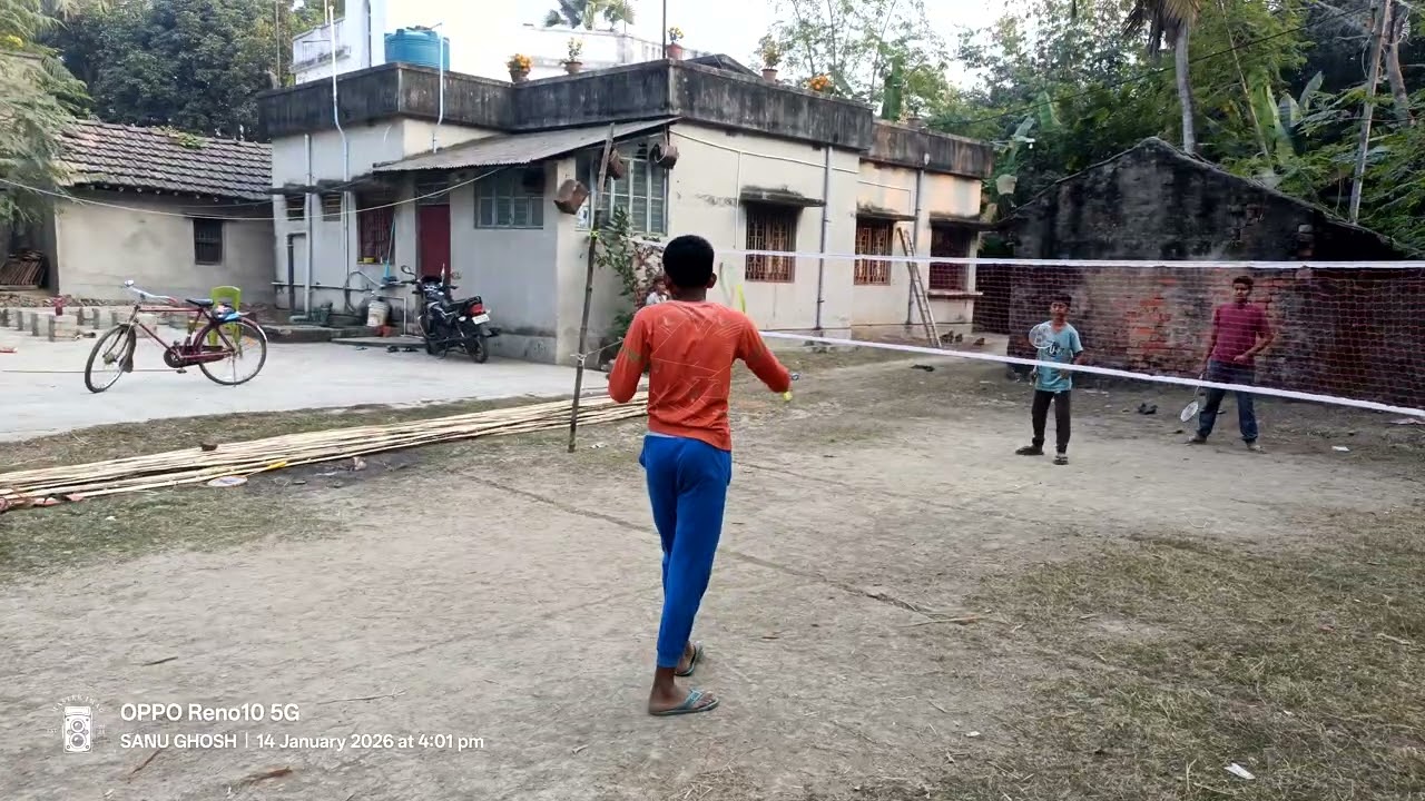 Batminton খেলা চলছে 