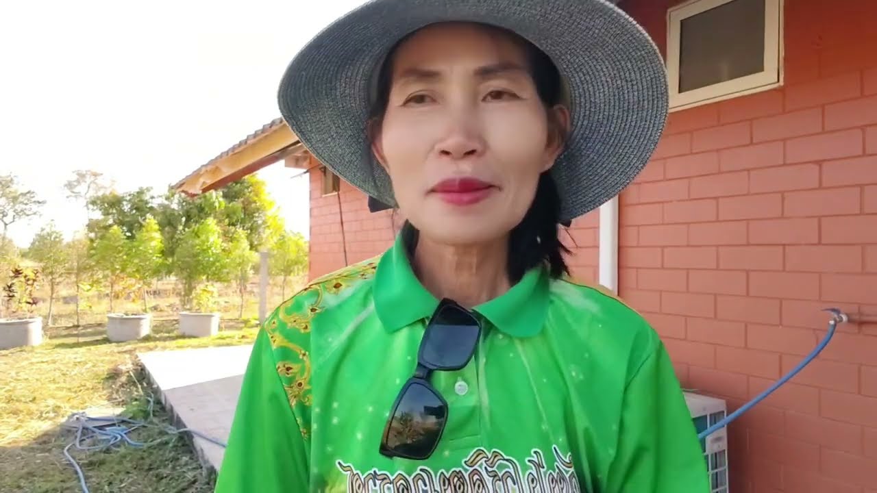 มารดน้ำต้นไม้ไหว้พระอุ้ม