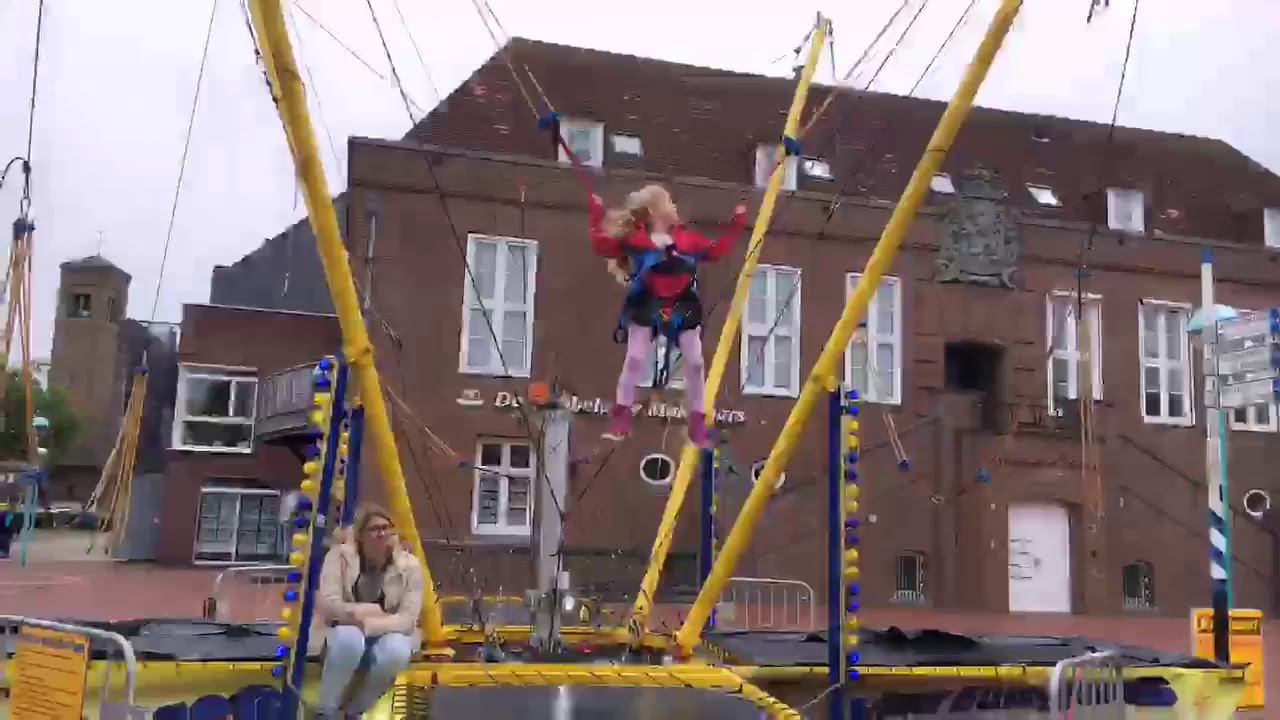 Yasmine doet springen op de trampoline - Live stream The Girls Debaere