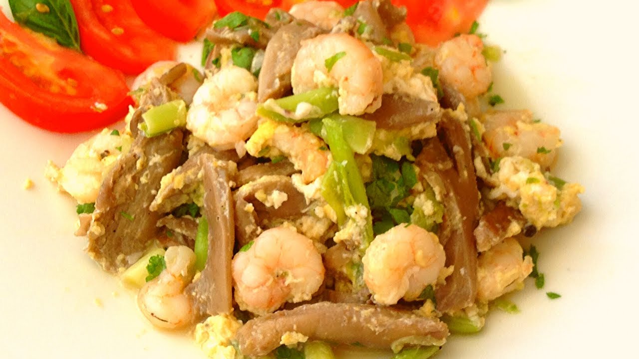 REVUELTO DE AJETES, SETAS Y GAMBAS | Recetas de Cocina