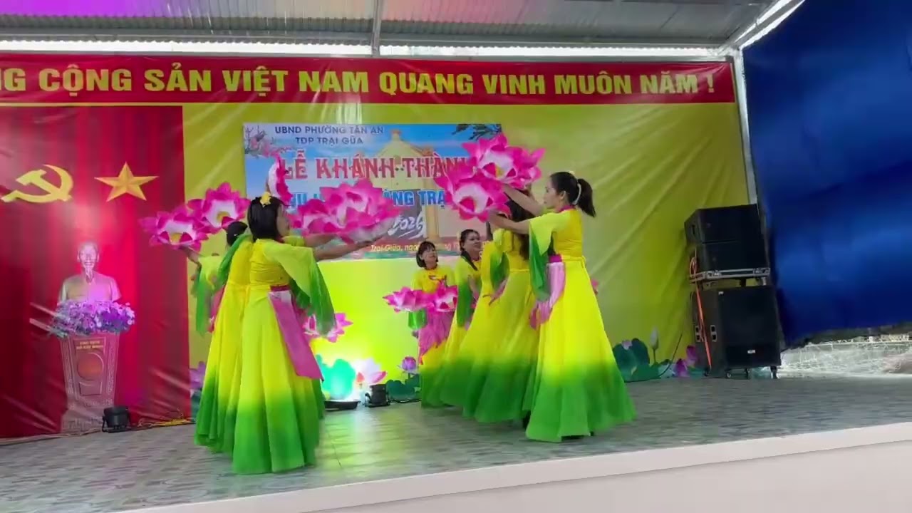 Con lên chùa dâng hoa   Chi hội phụ nữ TDP Trại Giữa, Phường Tân An