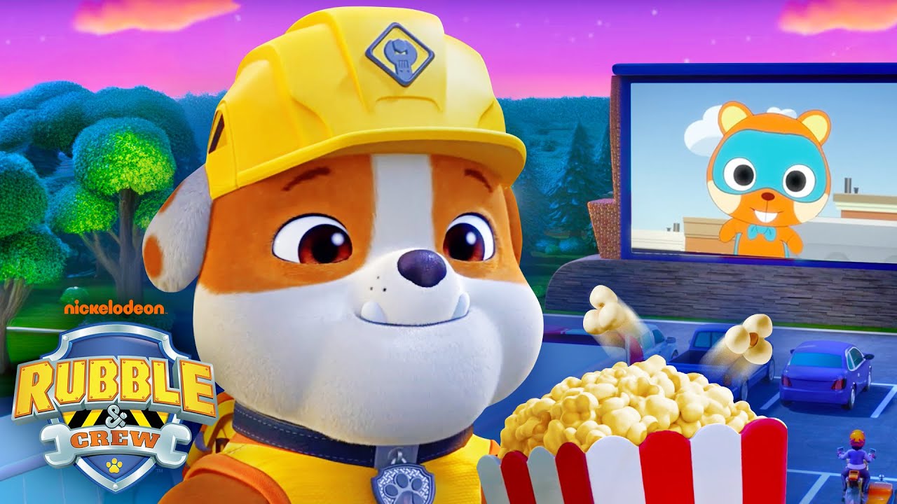 Rubble buduje kino samochodowe i ogląda z rodziną film!