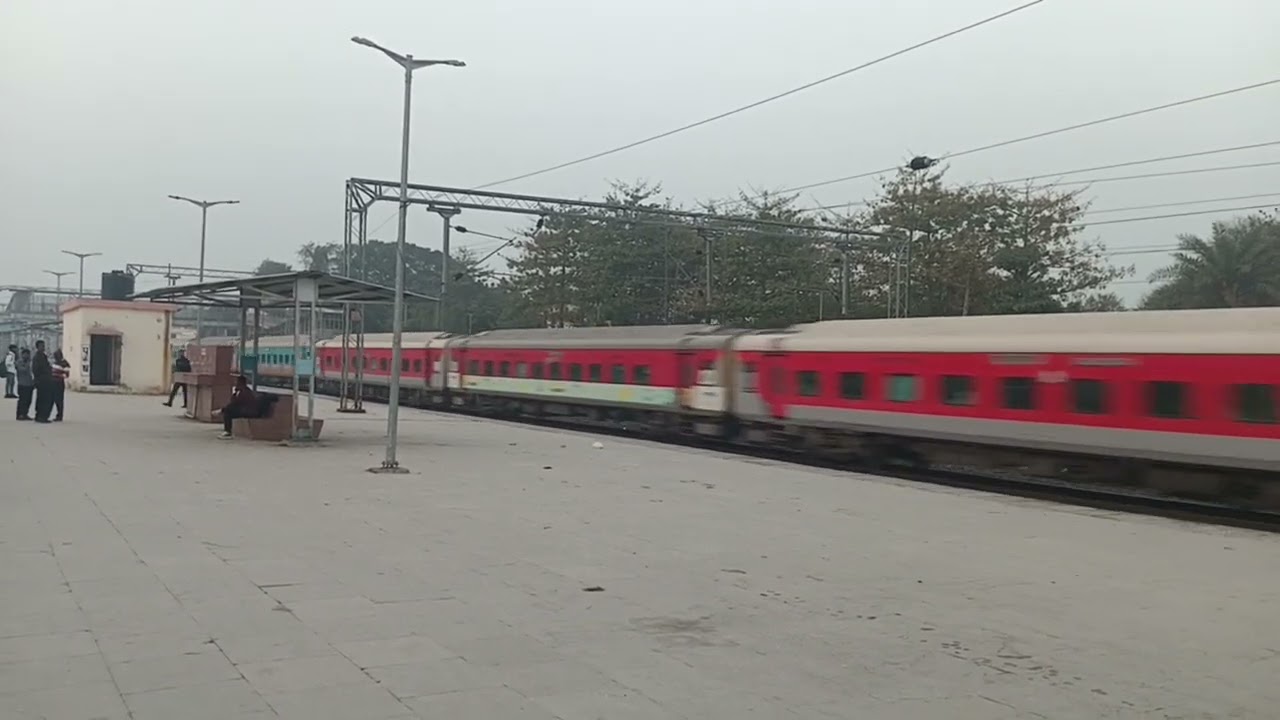 15234 Maithili Express overtaking 15028 Maurya express at Bacchwara | #railway #eastcentralrailway 