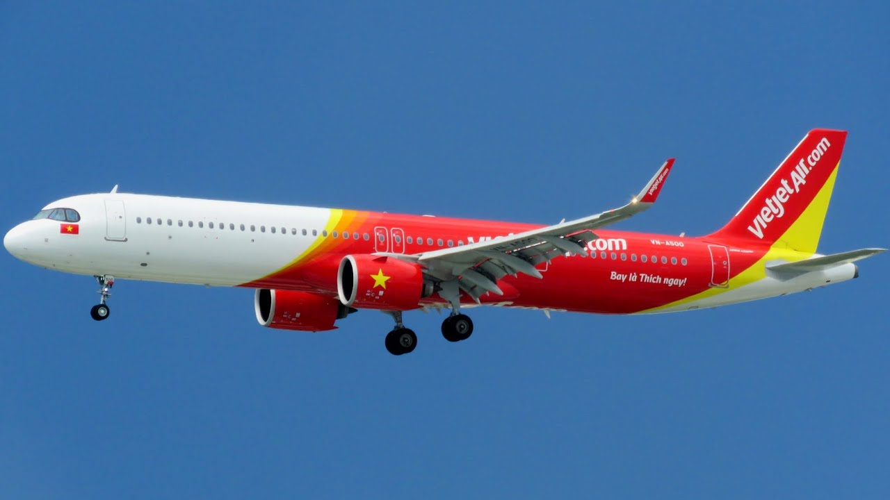 🇻🇳✈️ 25 minutes of careful scene as the plane takes off and lands at Tan Son Nhat Int'l Airport SGN