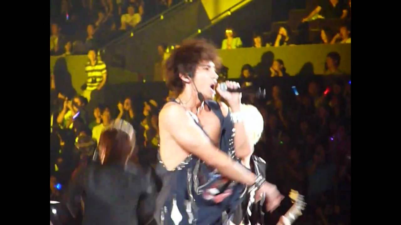 [FANCAM] Changmin Ripping Off His Shirt @ SM Town '10 in LA - Don't Don with Super Junior