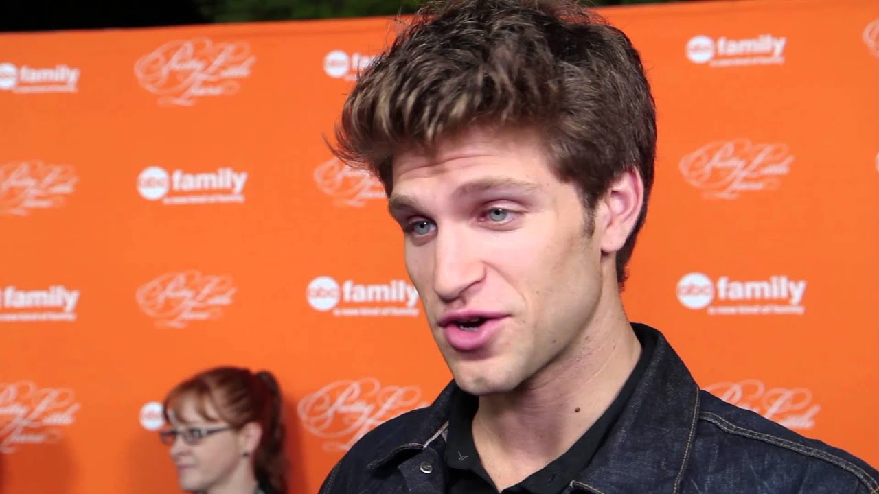 Keegan Allen Talks PLL Halloween Episode & Rest of Season 3