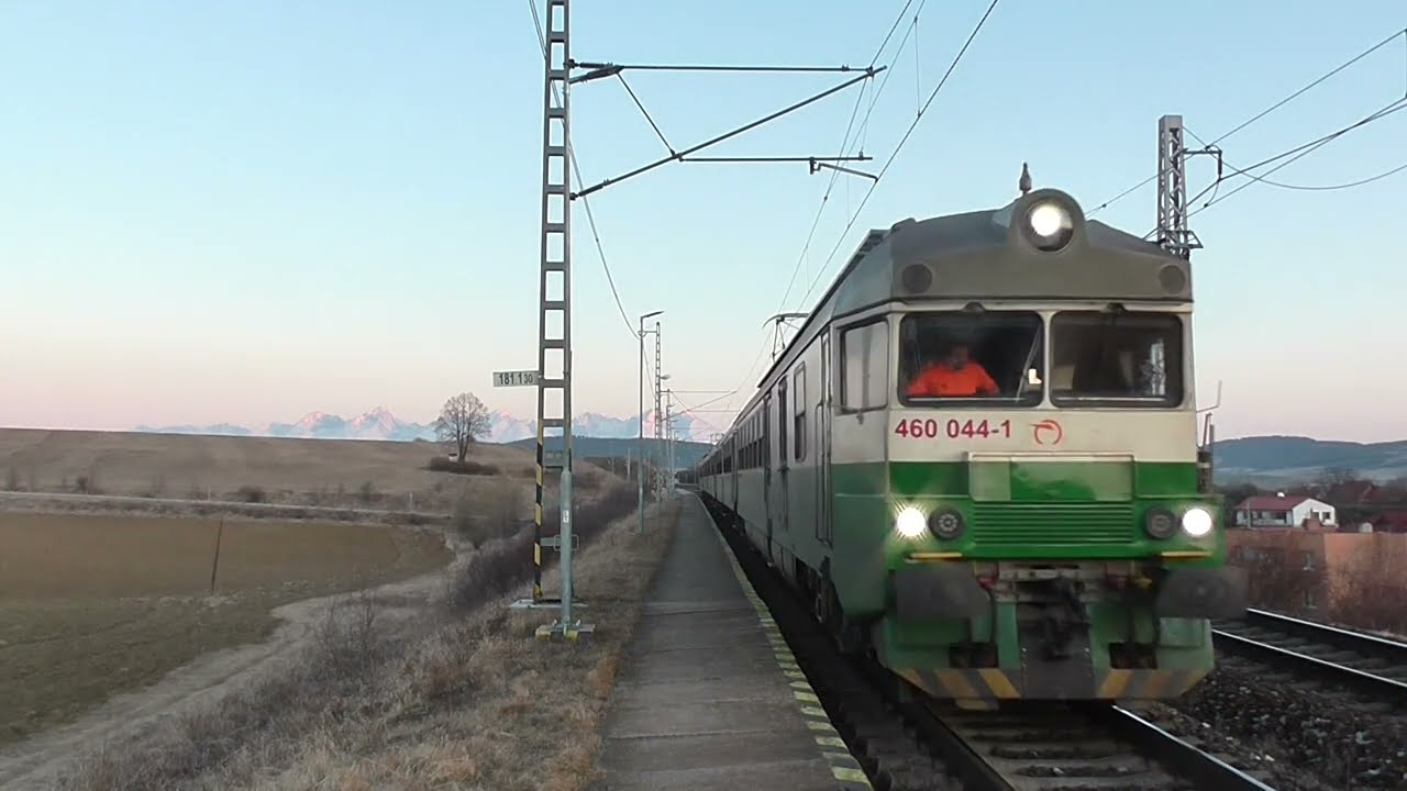 Ticho mrazivého rána v zastávke Letanovce preruší panťák 460.043+044 na osobnom vlaku Os 7807