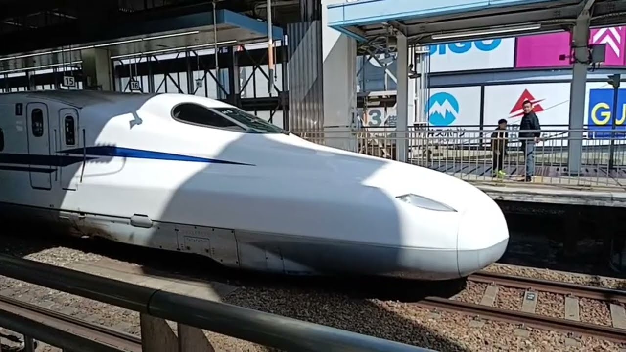 山陽新幹線博多駅ライブ配信中！