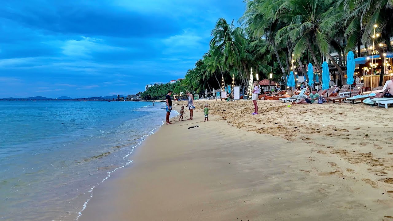 Long Beach Phu Quoc Island Vietnam in the evening / Walk around / 4k UHD / 24.12.2023