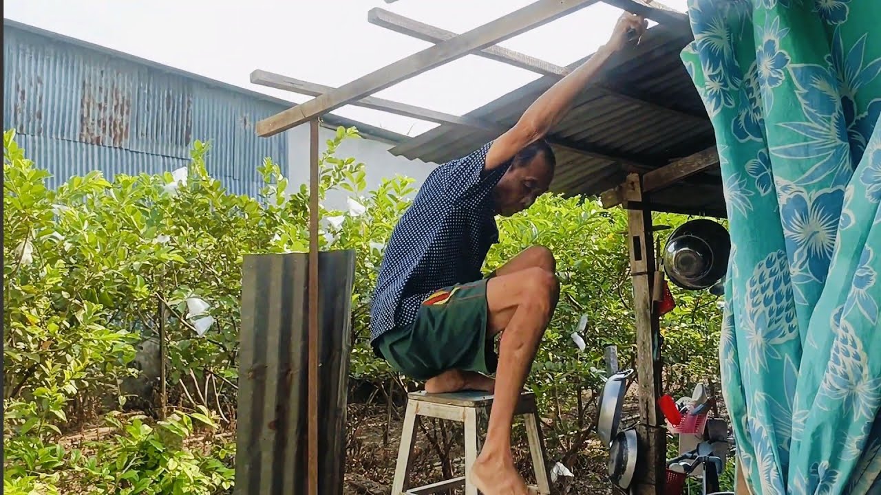 Ba nới thêm gian bếp. Mẹ nấu canh chua giò gà ăn kèm đu đủ mắm! Giản dị, ngon cơm!