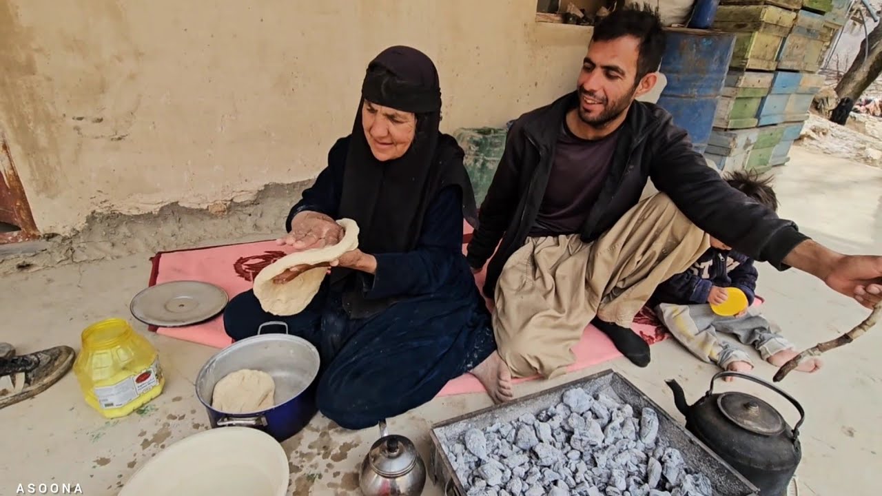 Daily life of the nomads of Maghdura and Medina, the courtiers baking bread by their mothers