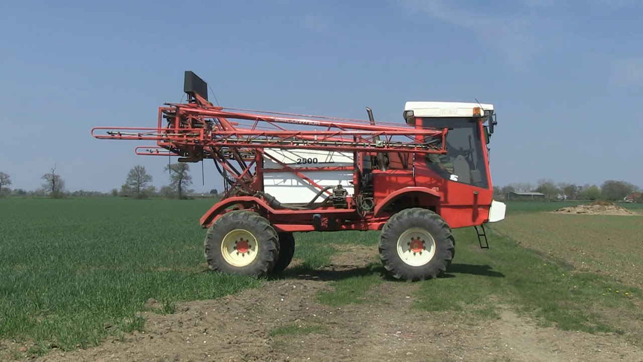 BATEMAN SELF PROPELLED SPRAYER IN WHEAT