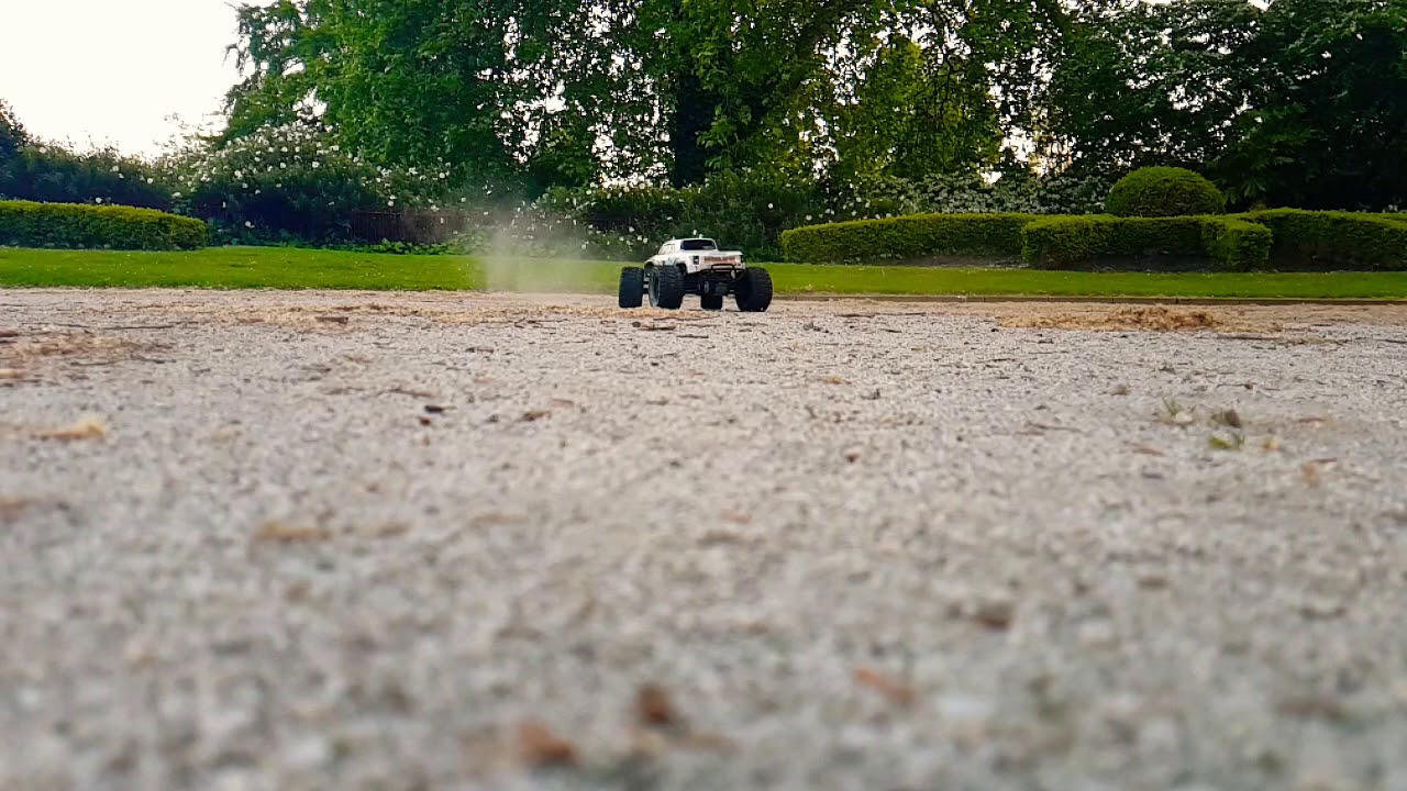 Horizon Ruckus RC Monster Truck 1/10 Scale @Battersea Park, London [Samsung Galaxy S8+ Slow Motion]