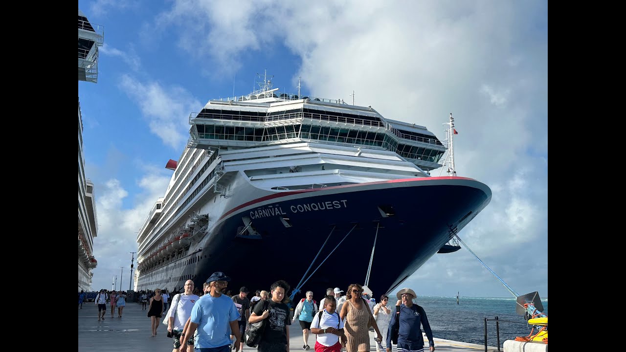 Круизный лайнер Carnival Conquest отправляется из порта Майами.