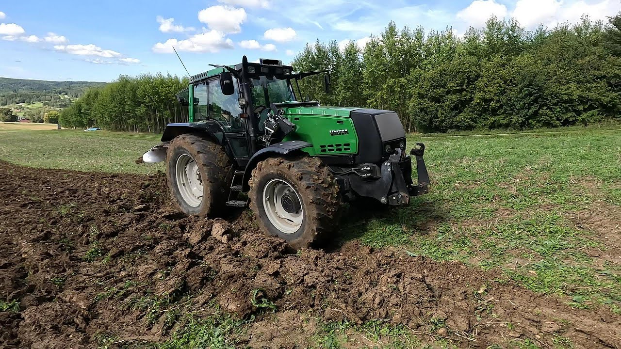 Valtra 8950 HiTech beim Pflügen. #valtra #landwirtschaft