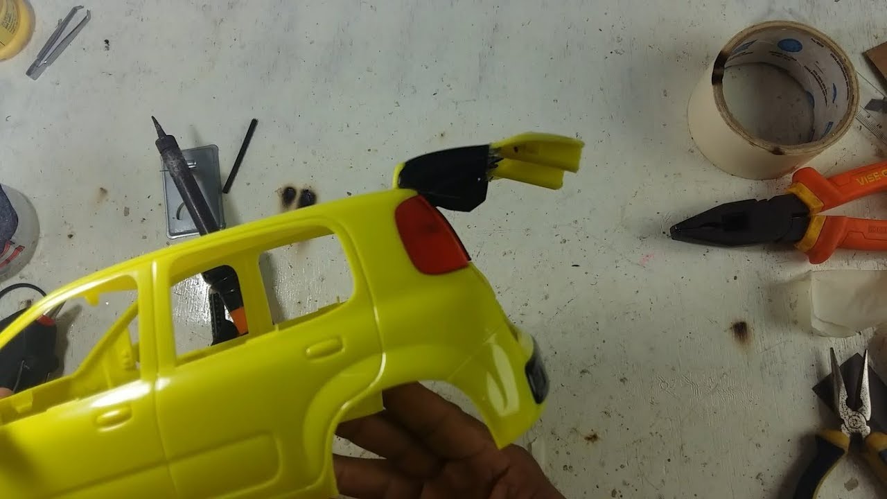 ABRINDO A TAMPA TRASEIRA DO FIAT UNO