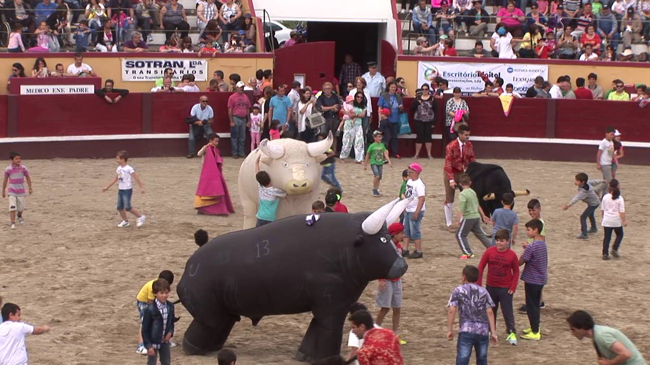 Crianças enfrentam toiros Gigantes