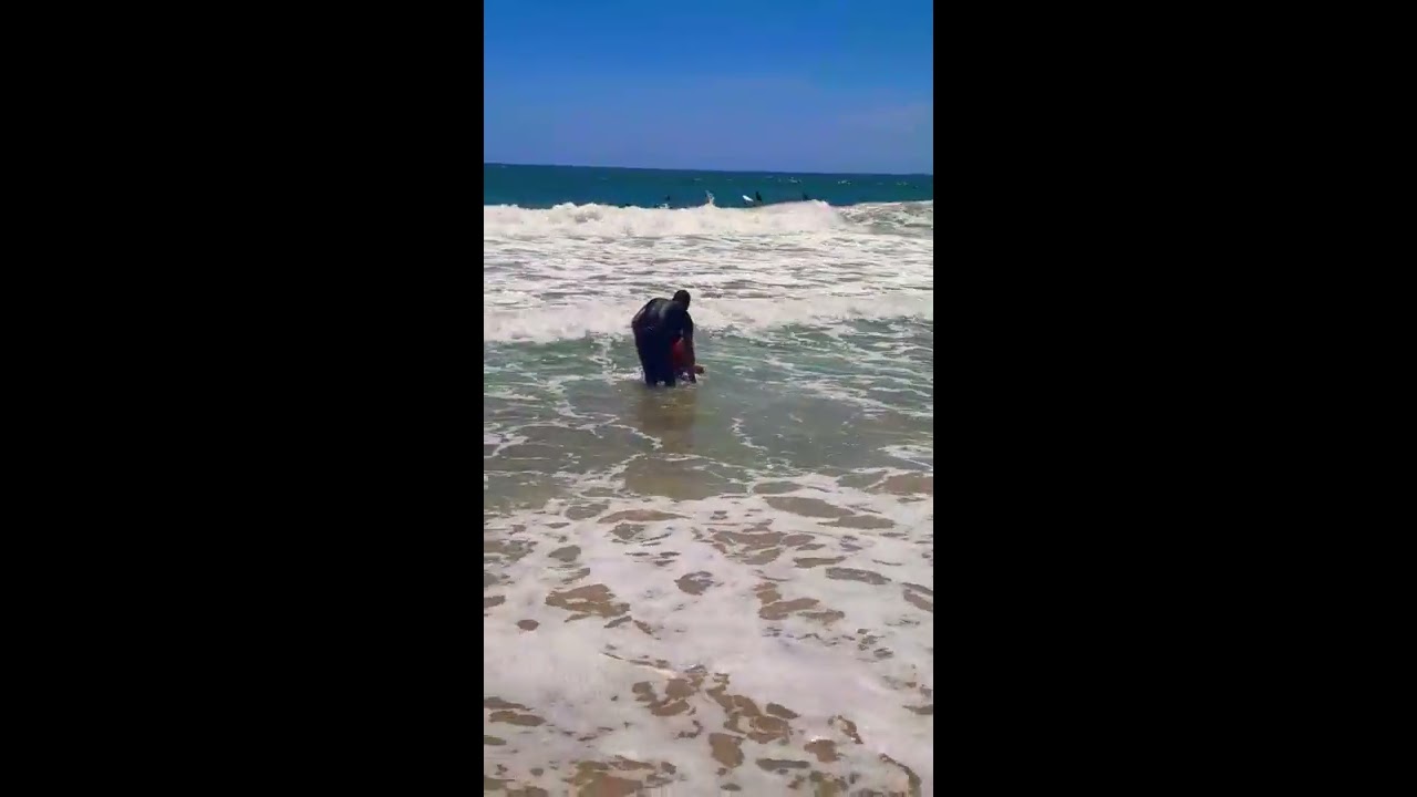 Gente olha meu marido,super fofo ensinando meu beb&ecirc; a surfar ,pq ele disse papai quero aprender..