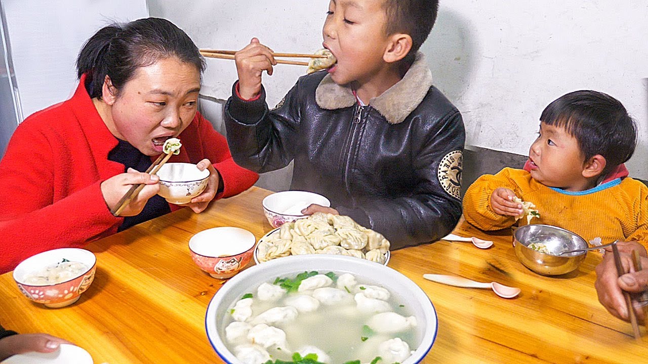 菜園芹菜長得好，兒媳摘一把包餃子，婆婆出馬就是不一樣，好吃 | Celery dumplings, divided into two cooking methods, delicious