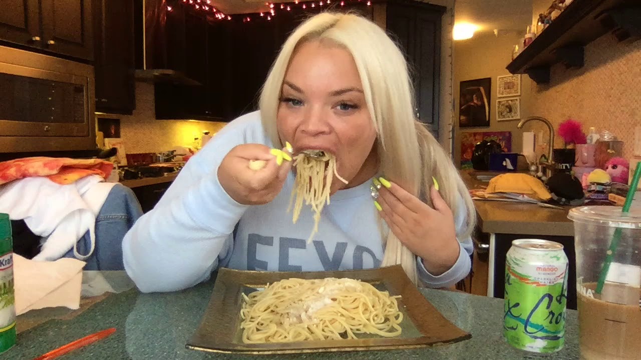 SPAGHETTI DINNER MUKBANG! BISCUITS AND BUTTER! CHIT CHAT + HAVE DINNER WITH ME