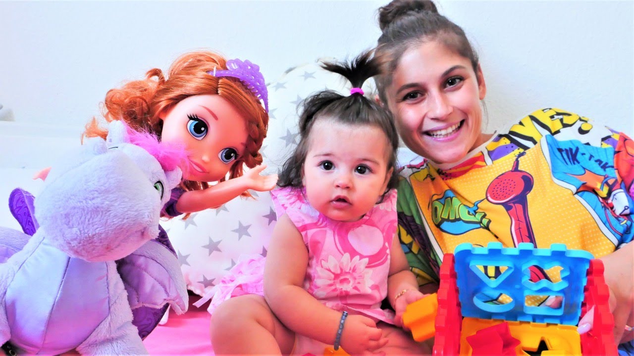 Çocuk videosu. Prenses Sofya ve Minimus Defne'ye hediye getiriyorlar! Eğlenceli oyun