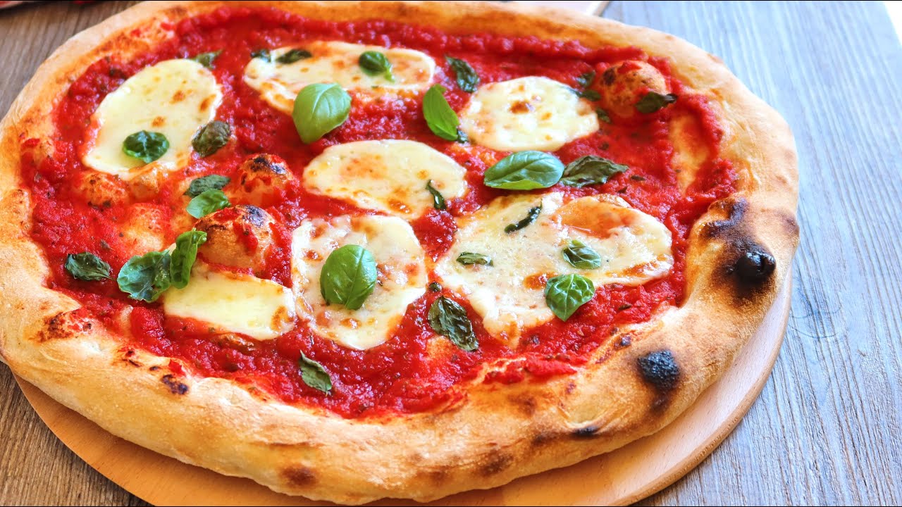 Pizza margarita con masa casera