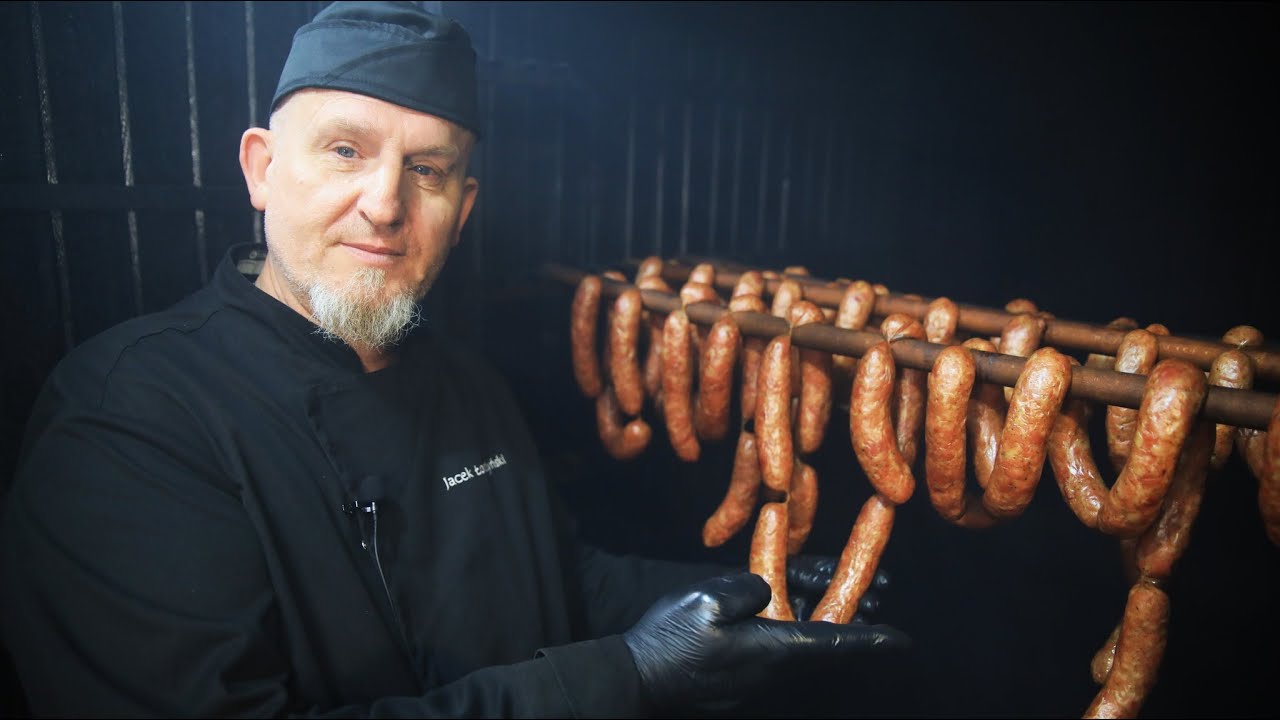 Człowiek, który robi tradycyjne wędliny