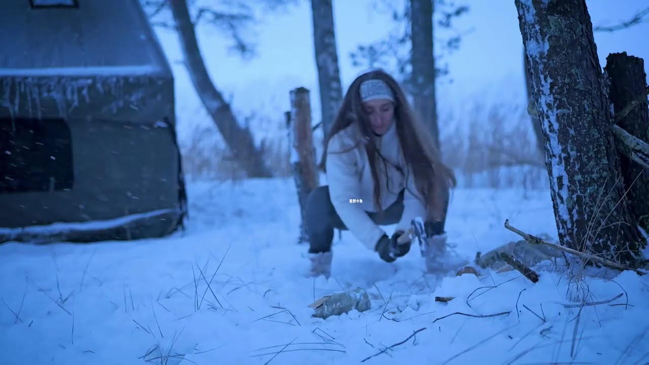 在狂风暴雪中搭建野外庇护所