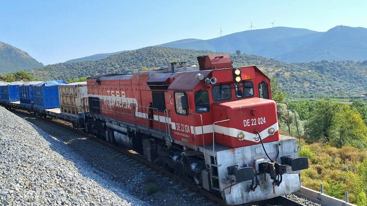 TCDD DE 22024 YÜK TRENİ SELÇUK YAMAÇLARINDA SÜZÜLÜYOR.